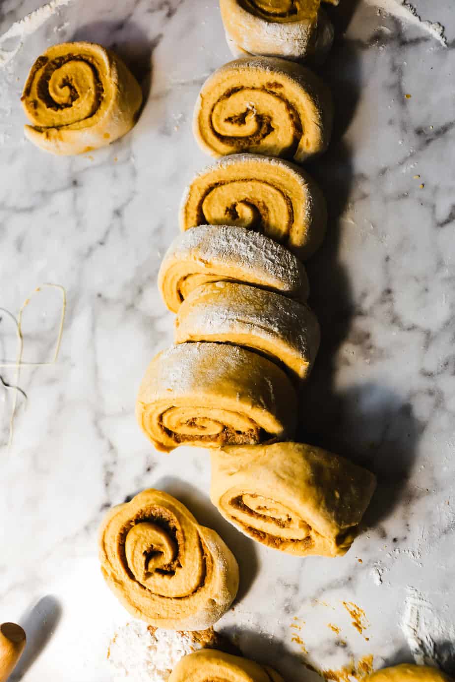 cinnamon rolls sliced step 19